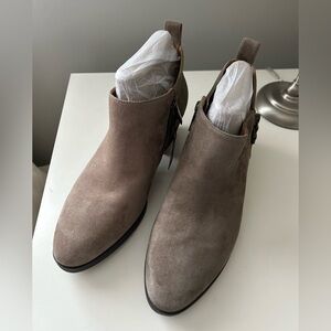 Vionic Size 8.5 Taupe Suede Pull On Ankle Bootie NWOT